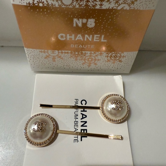 CHANEL Accessories - New CHANEL Gold and White Pearl Hair Pins